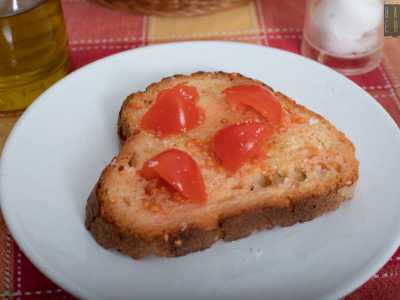 Piatto che si faceva pi� ricco quando si andava ad aggiungere ai tre ingredienti predetti anche il pomodoro. Protagonista era sempre il pane vecchio, del giorno prima e quindi spesso per ammorbidirlo si usava bagnare la fetta con l�acqua prima di condirla